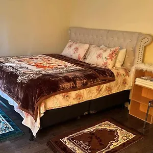 Guest house Divine And 67 Sherman 5mins To Ewr Airport And 4mins To Penn Station Newark, 20mins To New York, Newark