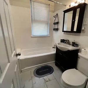 Guest house Spacious Cozy Private, Newark